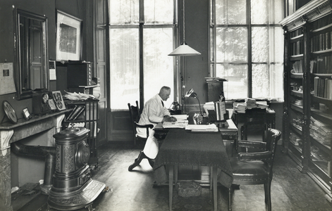 826266 Interieur van het Diakonessenhuis (Achter Twijnstraat 30-32) te Utrecht: de werkkamer van geneesheer-directeur ...